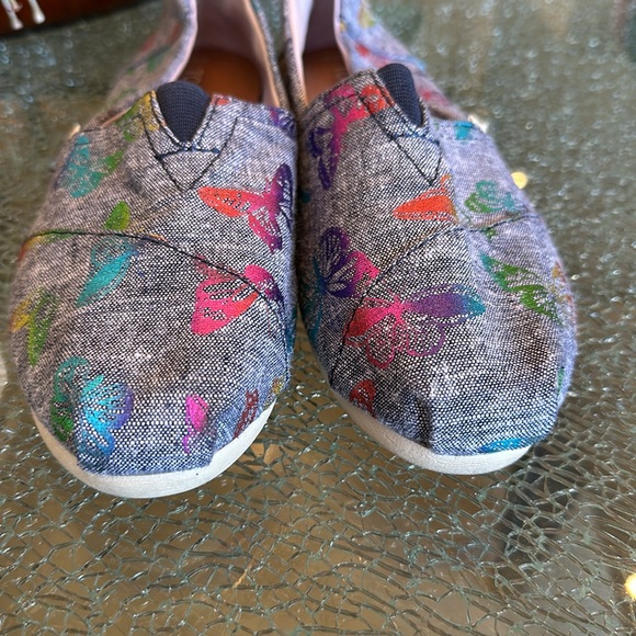 EUC TOMS SLIP ON CANVAS SHOE SIZE W7.5. DENIM LOOK W/BUTTERFLIES - Picture 7 of 7